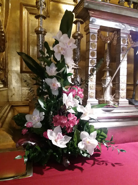 Kwiaty w kościele na niedzielę Laetare (IV niedzielę Wielkiego Postu)