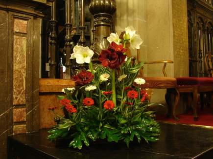 Kompozycja kwiatowa na 11 listopada, jakie kwiaty na święto niepodległości?, kwiaty do kościoła