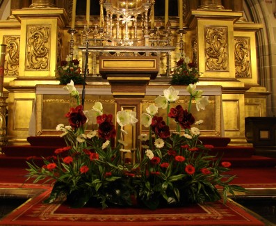 Kompozycja kwiatowa na 11 listopada, jakie kwiaty na święto niepodległości?, kwiaty na ołtarz