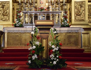 Dekoracje kwiatowe na 11 listopada, kwiaty do kościoła na święto niepodległości, kwiaty na 100 lecie niepodległości